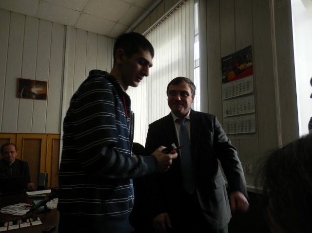 Дмитрий Колесов, директор по ремонтам дивизиона «Северсталь Российская Сталь», президент Ассоциации «Машиностроительные предприятия Вологодской области» вручает свидетельство Мкртычян Давиду (гр. 201)