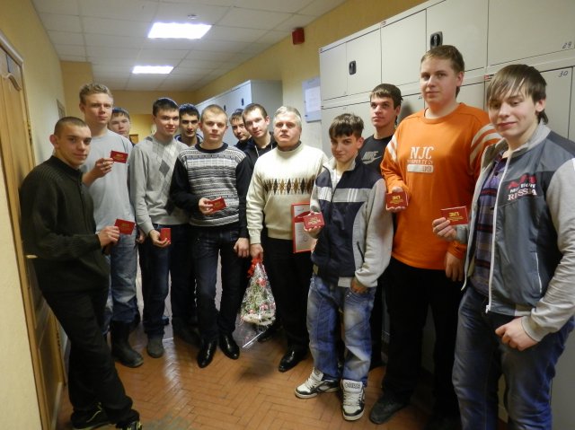 Владимир Федулов, один из лучших наставников предприятия, в окружении новоиспеченных студентов ЭМП